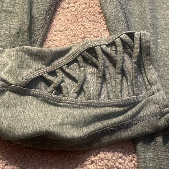 EUC Tek Gear Gray Cropped Leggings with Criss Cross Cutouts Size Medium - Picture 3 of 7